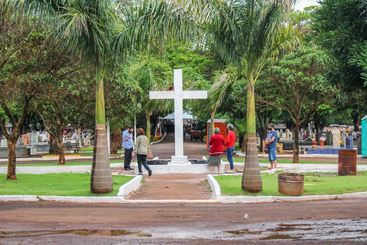 Cemitério Municipal espera 40 mil visitantes na semana de Finados; reforma de túmulos só até dia 25 de outubro